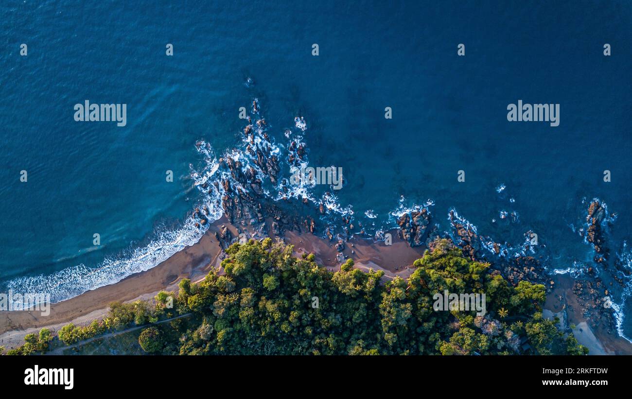 Crystal blue ocean waves sparkling hi-res stock photography and images ...