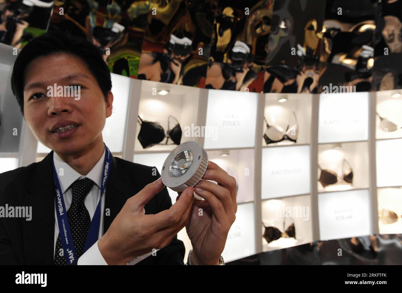 Bildnummer: 55455438 Datum: 14.06.2011 Copyright: imago/Xinhua (110614) --  HONG KONG, June 14, 2011 (Xinhua) -- An exhibitor shows the LED light  during the Retail Expo Asia 2011 in Hong Kong, south China,