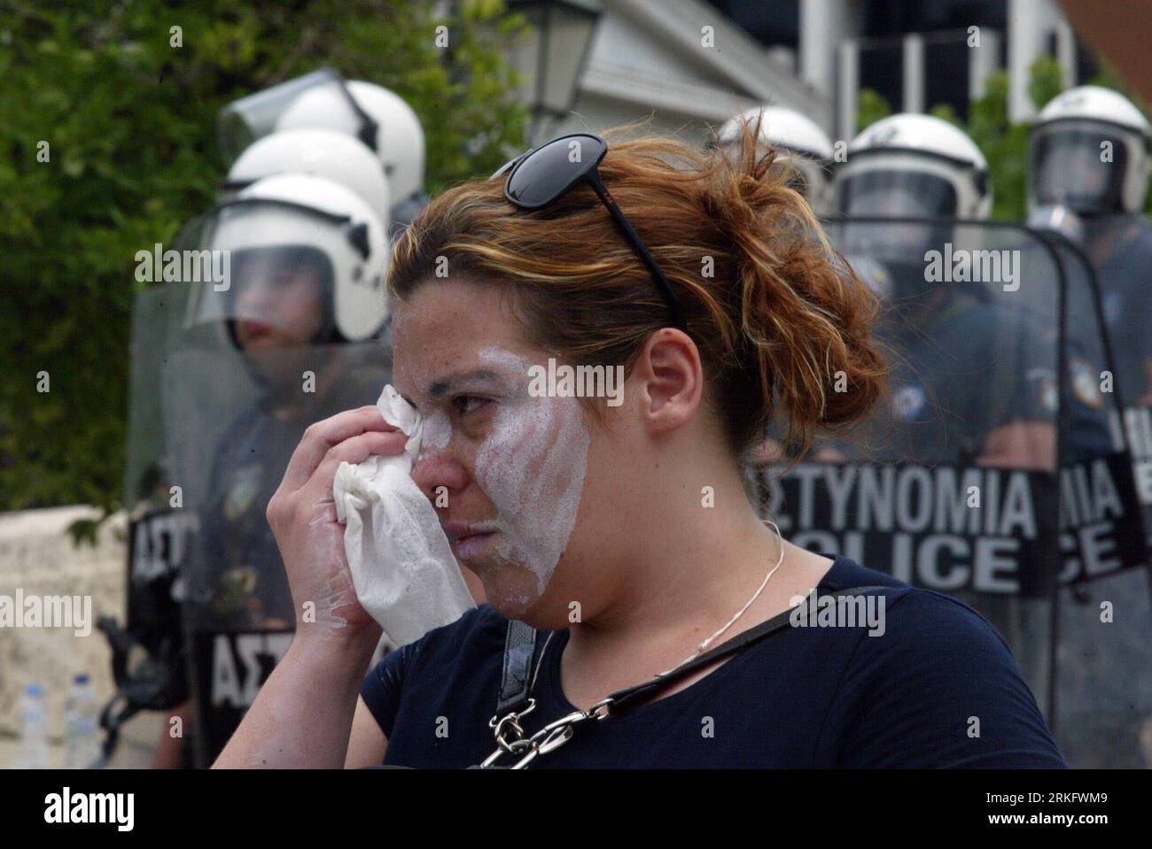 Bildnummer: 55460675  Datum: 15.06.2011  Copyright: imago/Xinhua (110615) -- ATHENS, June 15, 2011 (Xinhua) -- A demonstrator wipes her tears after anti-riot policemen fire the tear gas at the Constitution Square in Athens, Greece, June 15, 2011. A new 24-hour nationwide general strike hit Greece Wednesday in protest at further austerity measures planned by the Greek government to counter its acute debt crisis. (Xinhua/Marios Lolos) (wjd) GREECE-AUSTERITY MEASURES-PROTEST PUBLICATIONxNOTxINxCHN Politik Proteste GRE x0x xkg 2011 quer     Bildnummer 55460675 Date 15 06 2011 Copyright Imago XINHU Stock Photo