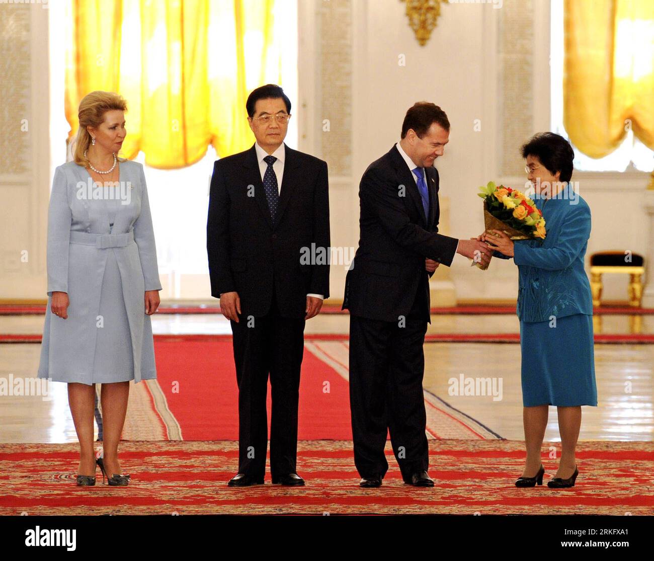 Bildnummer: 55464842  Datum: 17.06.2011  Copyright: imago/Xinhua (110616) -- MOSCOW, June 16, 2011 (Xinhua) -- Visiting Chinese President Hu Jintao (2nd L), his wife Liu Yongqing (1st R), Russian President Dmitry Medvedev (2nd R) and his wife Svetlana Medvedeva (1st L) attend a welcome ceremony in Moscow, capital of Russia, June 16, 2011. (Xinhua/Rao Aimin) (zn) RUSSIA-CHINA-HU JINTAO-DMITRY MEDVEDEV-WELCOME CEREMONY (CN) PUBLICATIONxNOTxINxCHN People Politik Staatsbesuch xcb x0x 2011 quer     Bildnummer 55464842 Date 17 06 2011 Copyright Imago XINHUA  Moscow June 16 2011 XINHUA Visiting Chine Stock Photo