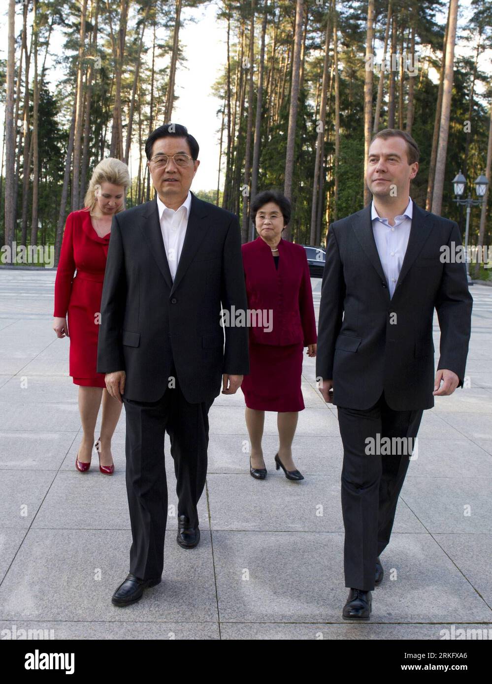 Bildnummer: 55464848  Datum: 17.06.2011  Copyright: imago/Xinhua (110616) -- MOSCOW, June 16, 2011 (Xinhua) -- Visiting Chinese President Hu Jintao (L, Front) and his wife Liu Yongqing (R, Back) visit Russian presidential residence, accompanied by Russian President Dmitry Medvedev (R, Front) and his wife Svetlana Medvedeva (L, Back), outside Moscow, Russia, June 16, 2011. (Xinhua/Li Xueren) (zn) RUSSIA-CHINA-HU JINTAO-DMITRY MEDVEDEV-DINNER (CN) PUBLICATIONxNOTxINxCHN People Politik Staatsbesuch xcb x0x 2011 hoch premiumd     Bildnummer 55464848 Date 17 06 2011 Copyright Imago XINHUA  Moscow J Stock Photo