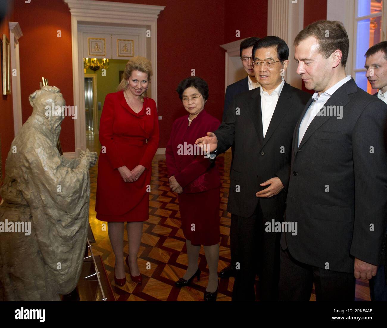 Bildnummer: 55464850  Datum: 17.06.2011  Copyright: imago/Xinhua (110616) -- MOSCOW, June 16, 2011 (Xinhua) -- Visiting Chinese President Hu Jintao (2nd, R) and his wife Liu Yongqing (2nd, L) visit Russian presidential residence, accompanied by Russian President Dmitry Medvedev (1st, R) and his wife Svetlana Medvedeva (1st, L), outside Moscow, Russia, June 16, 2011. (Xinhua/Li Xueren) (zn) RUSSIA-CHINA-HU JINTAO-DMITRY MEDVEDEV-DINNER (CN) PUBLICATIONxNOTxINxCHN People Politik Staatsbesuch xcb x0x 2011 quer premiumd     Bildnummer 55464850 Date 17 06 2011 Copyright Imago XINHUA  Moscow June 16 Stock Photo