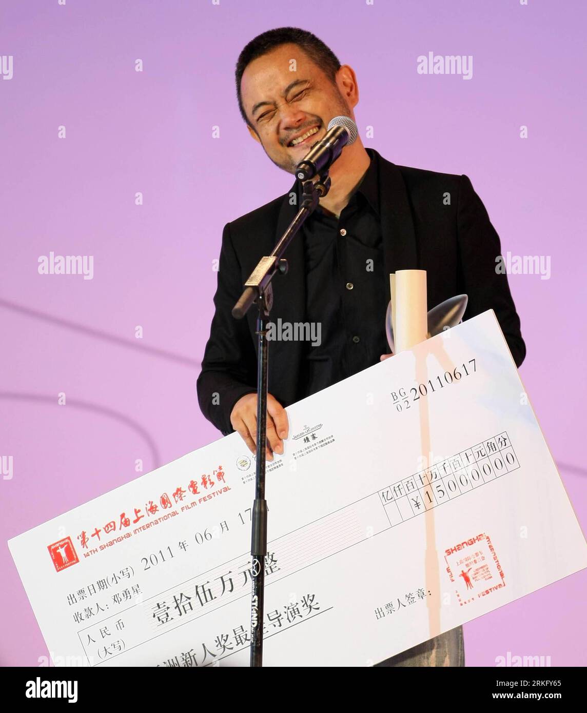 Bildnummer: 55481712  Datum: 18.06.2011  Copyright: imago/Xinhua (110618) -- SHANGHAI, June 18, 2011 (Xinhua) -- Teng Yung-Shing, the director of Return Ticket , delivers a speech at the awarding ceremony of the Asian New Talent Award of the 14th Shanghai International Film Festival in east China s Shanghai Municipality, June 17, 2011. (Xinhua/Xu Peiqin) (xzj) #CHINA-SHANGHAI-INTERNATIONAL FILM FESTIVAL-ASIAN NEW TALENT-AWARD (CN) PUBLICATIONxNOTxINxCHN Kultur People Film xcb x0x 2011 quadrat     Bildnummer 55481712 Date 18 06 2011 Copyright Imago XINHUA  Shanghai June 18 2011 XINHUA Teng Yung Stock Photo