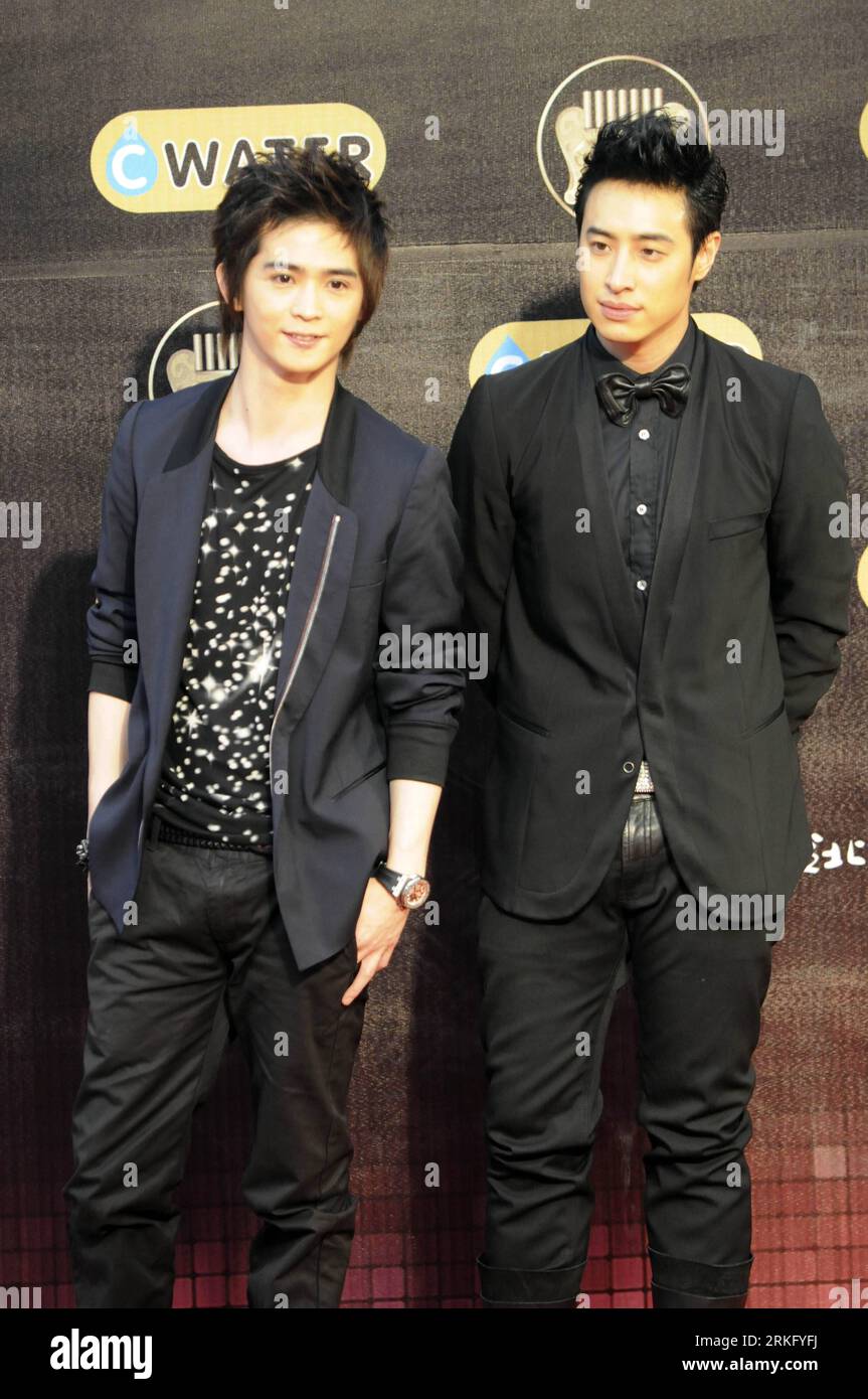 Bildnummer: 55492490  Datum: 18.06.2011  Copyright: imago/Xinhua (110618) -- TAIPEI, June 18, 2011 (Xinhua) -- Singer Wilber Pan (R) and Blue J pose at the 22nd Golden Melody Awards in Taipei, southeast China s Taiwan, June 18, 2011. (Xinhua/Wu Ching-teng) (hdt) #CHINA-TAIPEI-ENTERTAINMENT-GOLDEN MELODY AWARDS (CN) PUBLICATIONxNOTxINxCHN x0x Entertainment People Musik xng 2011 hoch     Bildnummer 55492490 Date 18 06 2011 Copyright Imago XINHUA  Taipei June 18 2011 XINHUA Singer  Pan r and Blue J Pose AT The 22nd Golden MELODY Awards in Taipei South East China S TAIWAN June 18 2011 XINHUA Wu Ch Stock Photo