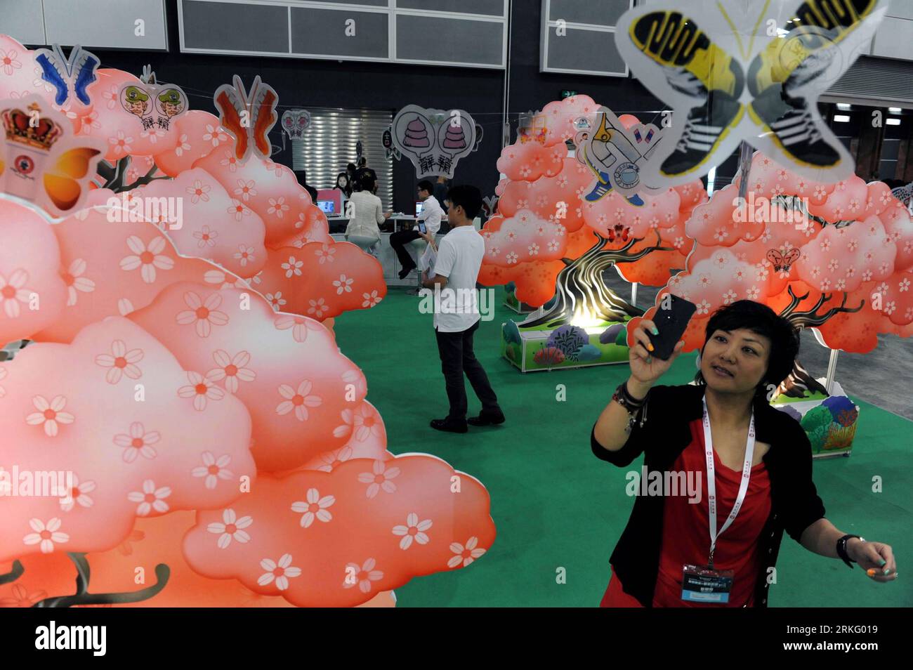 Bildnummer: 55501280  Datum: 19.06.2011  Copyright: imago/Xinhua (110619) -- HONG KONG, June 19, 2011 (Xinhua) -- A visitor takes photo of the flying butterflies at an iButterfly apps booth at the APPS@SMARTPHONE ASIA EXPO 2011 in Hong Kong, south China, June 19, 2011. The exposition was held in Hong Kong Convention and Exhibition Center from June 17 to 19. (Xinhua/Song Zhenping) (llp) CHINA-HONG KONG-APPS SMARTPHONE EXPO (CN) PUBLICATIONxNOTxINxCHN Wirtschaft Messen Messe Technik xdp x0x premiumd 2011 quer     Bildnummer 55501280 Date 19 06 2011 Copyright Imago XINHUA  Hong Kong June 19 2011 Stock Photo