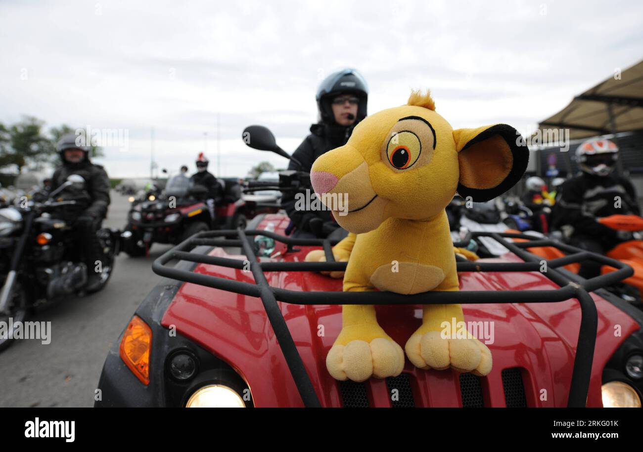 Bildnummer: 55510671  Datum: 19.06.2011  Copyright: imago/Xinhua (110619) -- VIENNA, JUNE 19, 2011 (Xinhua) -- Motorcycle drivers attend the 19th Toy-Run in Vienna, capital of Austria, June, 19, 2011. Over 1,000 motorcycles came with toys and money to a child welfare in Petronell-Carnuntum near Vienna. Some 580,000 Euros were donated by the activity to the welfare from 1993 to 2010. (Xinhua/Xu Liang) (ybg) AUSTRIA-VIENNA-MOTORCYCLE-TOY RUN PUBLICATIONxNOTxINxCHN Gesellschaft xkg 2011 quer  o0 Benefiz, Motorrad, Motorradfahrer, Biker, soziales Engagement, Spielzeug    Bildnummer 55510671 Date 1 Stock Photo