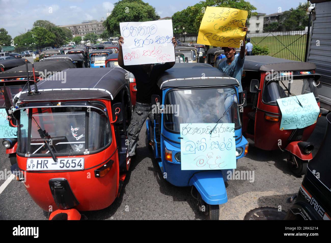 Bildnummer: 55533175  Datum: 21.06.2011  Copyright: imago/Xinhua (110621) -- COLOMBO, June 21, 2011 (Xinhua) -- Sri Lankan three-wheel taxi drivers stage a rally in Colombo, capital of Sri Lanka, on June 21, 2011. Hundreds of drivers joined the rally here to protest against the introduction of a fleet of Indian-made Tata Nano vehicles, which is said to be the world s cheapest car to compete with the ubiquitous three-wheel taxis. (Xinhua/Pushpika Karunaratne) (lr) SRI LANKA-COLOMBO-PROTEST PUBLICATIONxNOTxINxCHN Politik Proteste x0x xkg 2011 quer     Bildnummer 55533175 Date 21 06 2011 Copyrigh Stock Photo