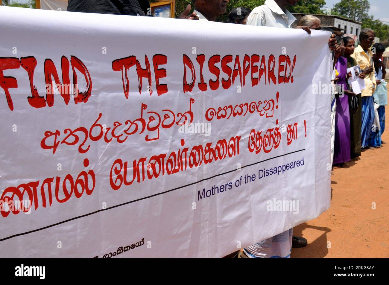 Bildnummer: 55540655  Datum: 23.06.2011  Copyright: imago/Xinhua (110623) -- KILINOCHCHI, June 23, 2011 (Xinhua) -- Parents of missing Tamil youth staged a protest in Kilinochchi, once the de facto capital of the Tamil Tiger rebel, urging the authorities to release information of their children, on June 23, 2011. Sri Lanka s longstanding civil war ended two years ago with the defeat of the Tamil Tigers. (Xinhua/Gayan Sameera) (srb) SRI LANKA-PARENTS OF MISSING YOUTH-PROTEST PUBLICATIONxNOTxINxCHN Gesellschaft xsk 2011 quer o0 Demo Protest Mutter Mütter Vermisste Tamilen    Bildnummer 55540655 Stock Photo