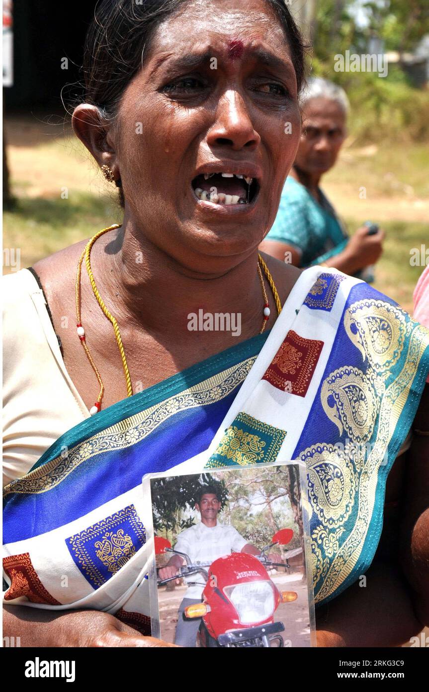 Bildnummer: 55540656  Datum: 23.06.2011  Copyright: imago/Xinhua (110623) -- KILINOCHCHI, June 23, 2011 (Xinhua) -- A woman holds a young man s picture as parents of missing Tamil youth stage a protest in Kilinochchi, once the de facto capital of the Tamil Tiger rebel, urging the authorities to release information of their children, on June 23, 2011. Sri Lanka s longstanding civil war ended two years ago with the defeat of the Tamil Tigers. (Xinhua/Gayan Sameera) (srb) SRI LANKA-PARENTS OF MISSING YOUTH-PROTEST PUBLICATIONxNOTxINxCHN Gesellschaft xsk 2011 hoch  o0 Demo Protest Mutter Mütter Ve Stock Photo