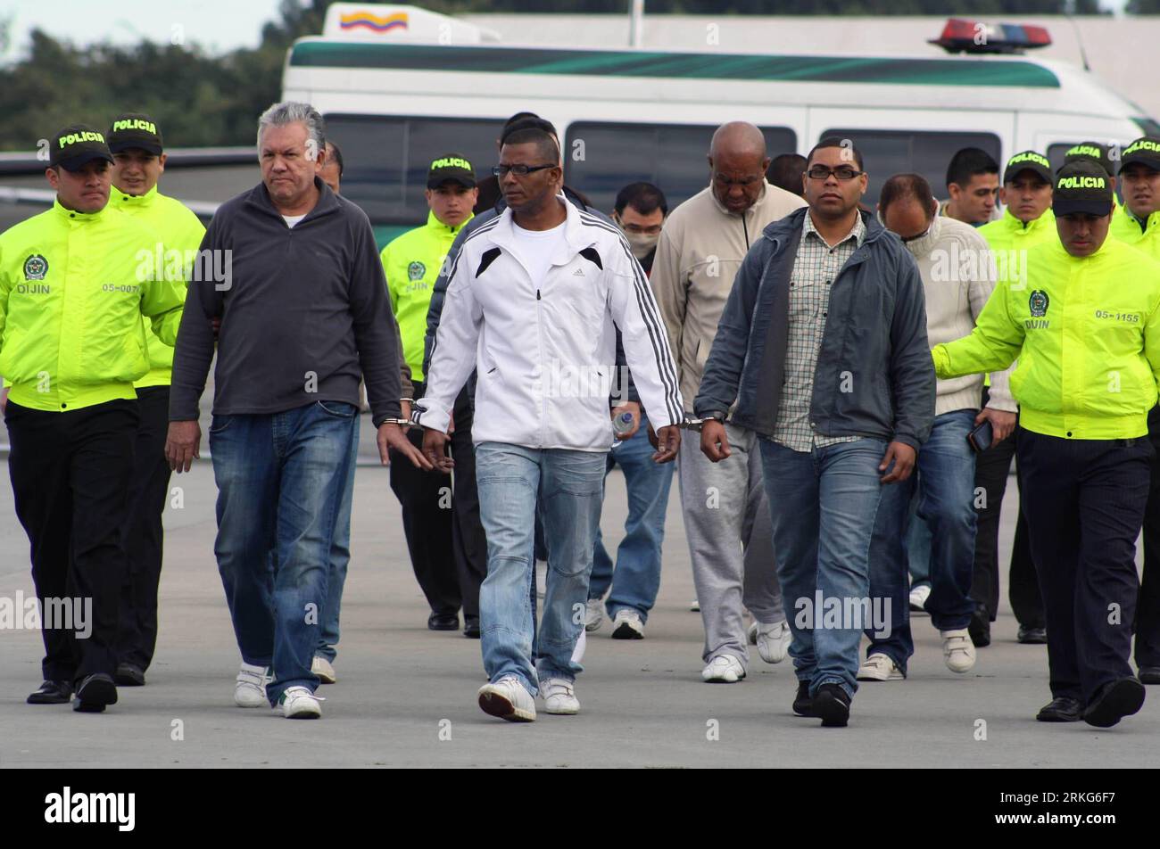 Bildnummer: 55554150  Datum: 28.06.2011  Copyright: imago/Xinhua (110628) -- BOGOTA, June 28, 2011 (Xinhua) -- Alleged Colombian drug traffickers, Luis Alberto Urrego (2nd L Front), Jose Leonardo Cuevas (3rd L Front), and Oscar Eduardo Galvis (4th L Front), are escorted by police in the Anti-Drug Air Base, in Bogota, Colombia, June 28, 2011. A group of 14 Colombian drug suspects were extradited to the United States on Tuesday to face charges of drug trafficking and money laundering in that country. (Xinhua/Cesar Marino) (wjd) COLOMBIA-BOGOTA-DRUG TRAFFICKERS PUBLICATIONxNOTxINxCHN Gesellschaft Stock Photo