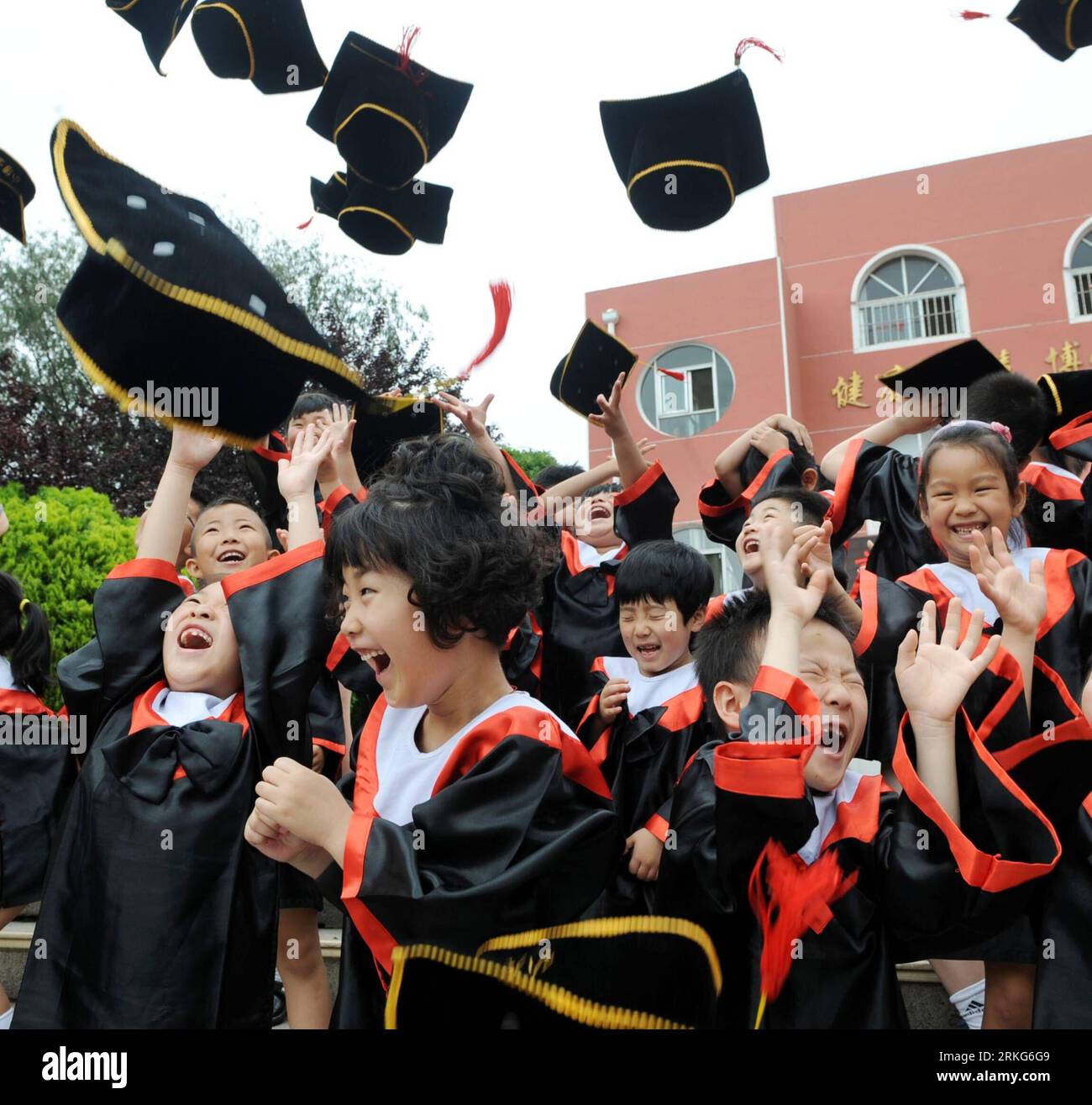 Bildnummer: 55555836  Datum: 29.06.2011  Copyright: imago/Xinhua (110629) -- QINGDAO, June 29, 2011 (Xinhua) -- Children who graduate from Jinyaoshi kindergarten in Qingdao of east China s Shandong Province celebrate on the graduation ceremony on June 29, 2011. The kindergarten held a graduation ceremony for children who graduated from it. More than 160 children attended the ceremony with their new gowns and caps, getting their first graduation certificate in life. (Xinhua/Li Ziheng) (nxn) CHINA-SHANDONG-QINGDAO-GRADUATION OF KINDERGARTEN (CN) PUBLICATIONxNOTxINxCHN Gesellschaft Bildung Kinder Stock Photo