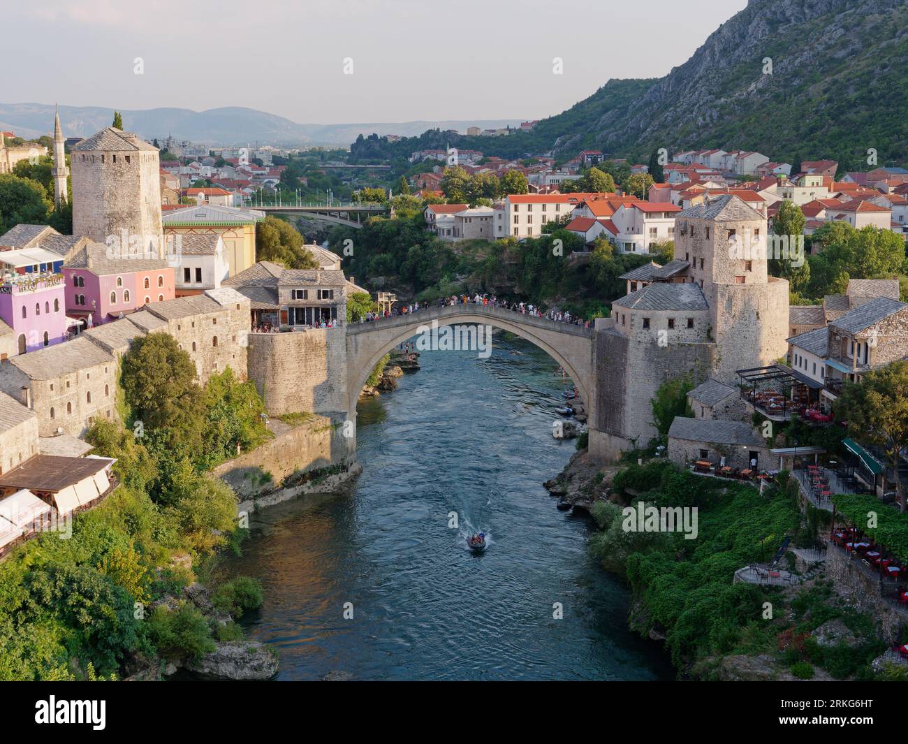 People sightseeing from Stari Most (Old Bridge) with a boat on the Neretva River in Mostar, Bosnia and Herzegovina, August 22, 2023. Stock Photo