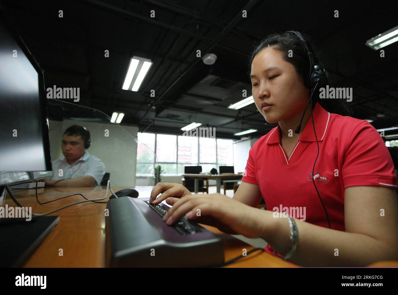 Bildnummer: 55560210 Datum: 30.06.2011 Copyright: imagoXinhua (110630) --  BEIJING, June 30, 2011 (Xinhua) -- A visually impaired girl surfs on the  internet by a device at the Chinese National Library for the