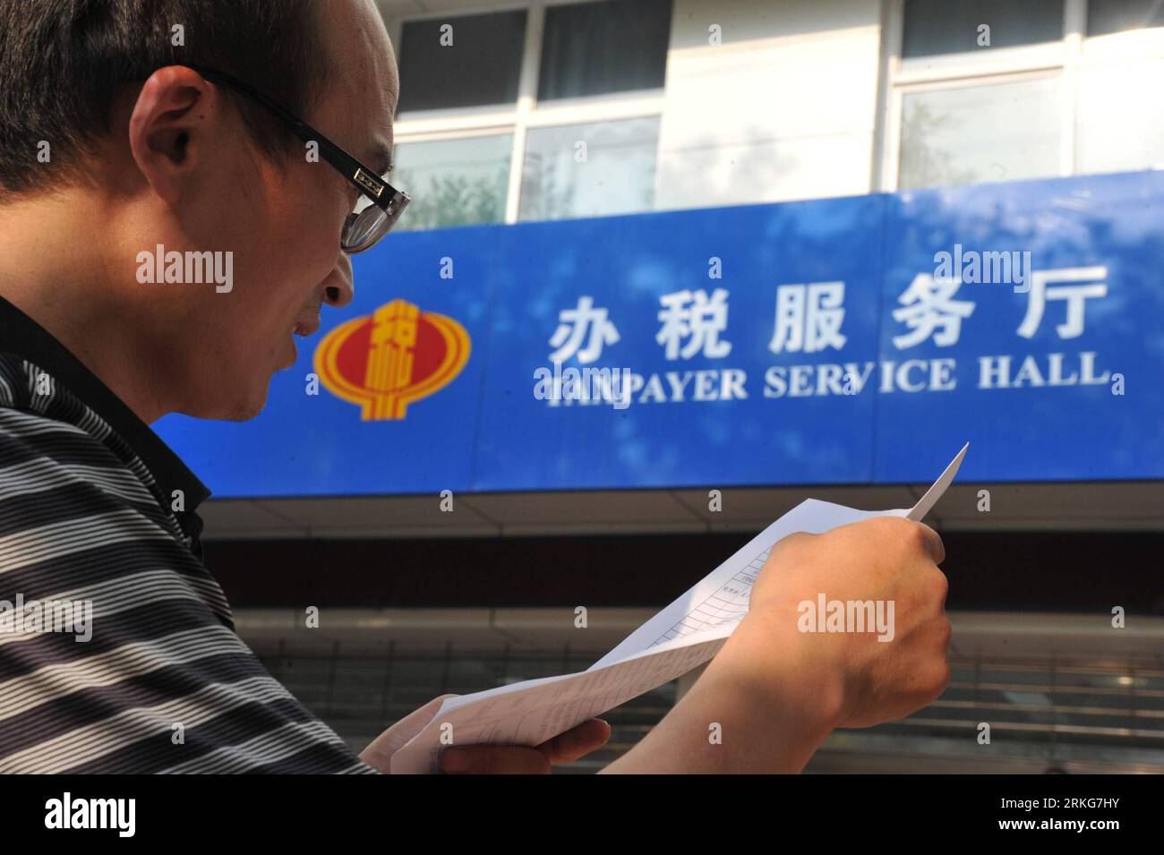 Bildnummer: 55561051 Datum: 30.06.2011 Copyright: imago/Xinhua (110701) --  YUNCHENG, July 1, 2011 (Xinhua) -- A man is seen outside a taxpayer service  hall in Xinjiang County of Yuncheng, north China s Shanxi
