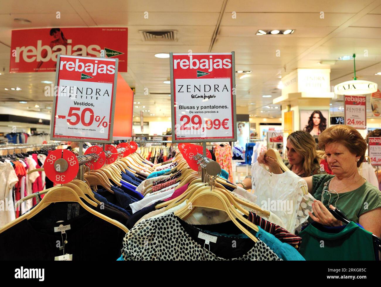 Bildnummer: 55563427  Datum: 01.07.2011  Copyright: imago/Xinhua (110701) -- MADRID, July 1, 2011 (Xinhua) -- Consumers select articles in a shopping centre in Madrid, Spain, on July 1, 2011, the first day of Spain s summer discount season this year. The season will last till late August. (Xinhua/Chen Haitong) (zl) SPAIN-MADRID-SUMMER DISCOUNT SEASON PUBLICATIONxNOTxINxCHN Wirtschaft Gesellschaft Schlussverkauf Sommerschlussverkauf Rabatte Einzelhandel xns x0x 2011 quer premiumd     Bildnummer 55563427 Date 01 07 2011 Copyright Imago XINHUA  Madrid July 1 2011 XINHUA Consumers Select Articles Stock Photo
