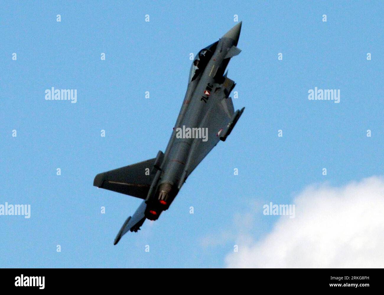 Bildnummer: 55565232  Datum: 01.07.2011  Copyright: imago/Xinhua (110702)-- ZELTWEG, July 2, 2011 (Xinhua) -- The Eurofighter of Austrian Air Force performs during the AirPower11 airshow in Zeltweg in central Austria on July 1, 2011. 200 aircrafts from more than 20 countries took part in the event. (Xinhua/Liu Gang)(zl) AUSTRIA-ZELTWEG-AIRPOWER11 PUBLICATIONxNOTxINxCHN Gesellschaft Flugschau Air Power 11 Flugzeug Kampflflugzeug Objekte xda x0x 2011 quer     Bildnummer 55565232 Date 01 07 2011 Copyright Imago XINHUA  Zeltweg July 2 2011 XINHUA The Eurofighter of Austrian Air Force performs duri Stock Photo