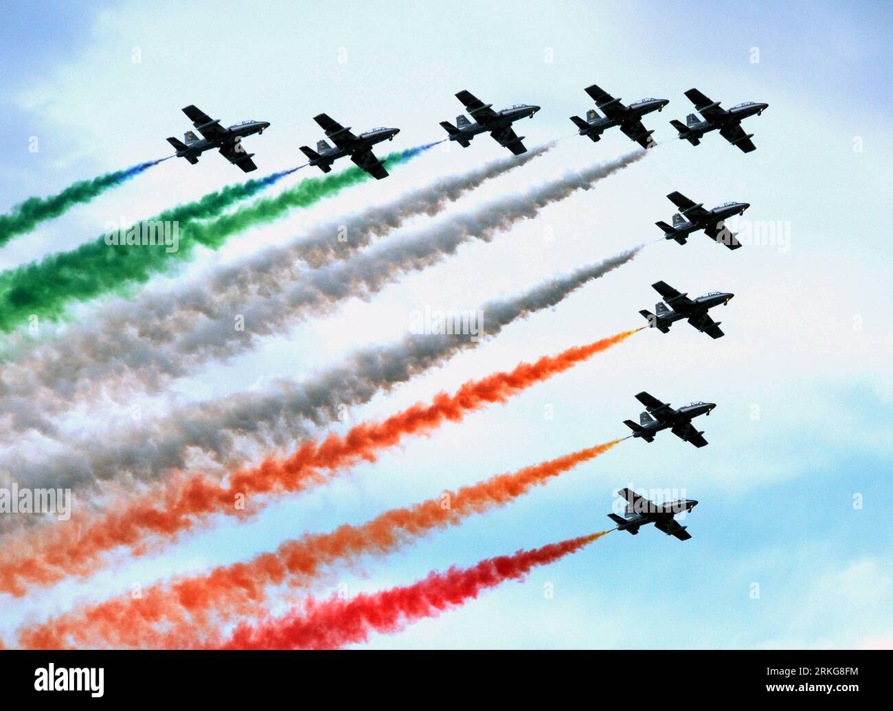 Bildnummer: 55565229  Datum: 01.07.2011  Copyright: imago/Xinhua (110702)-- ZELTWEG, July 2, 2011 (Xinhua) -- Members of the aerobatic team perform during the AirPower11 airshow in Zeltweg in central Austria on July 1, 2011. 200 aircrafts from more than 20 countries took part in the event. (Xinhua/Liu Gang)(zl) AUSTRIA-ZELTWEG-AIRPOWER11 PUBLICATIONxNOTxINxCHN Gesellschaft Flugschau Air Power 11 Flugzeug Kampflflugzeug Formationsflug ITA Landesfarben Farbe Kondesstreifen  Farbe Kondesstreifen xda x0x 2011 quer    Bildnummer 55565229 Date 01 07 2011 Copyright Imago XINHUA  Zeltweg July 2 2011 X Stock Photo