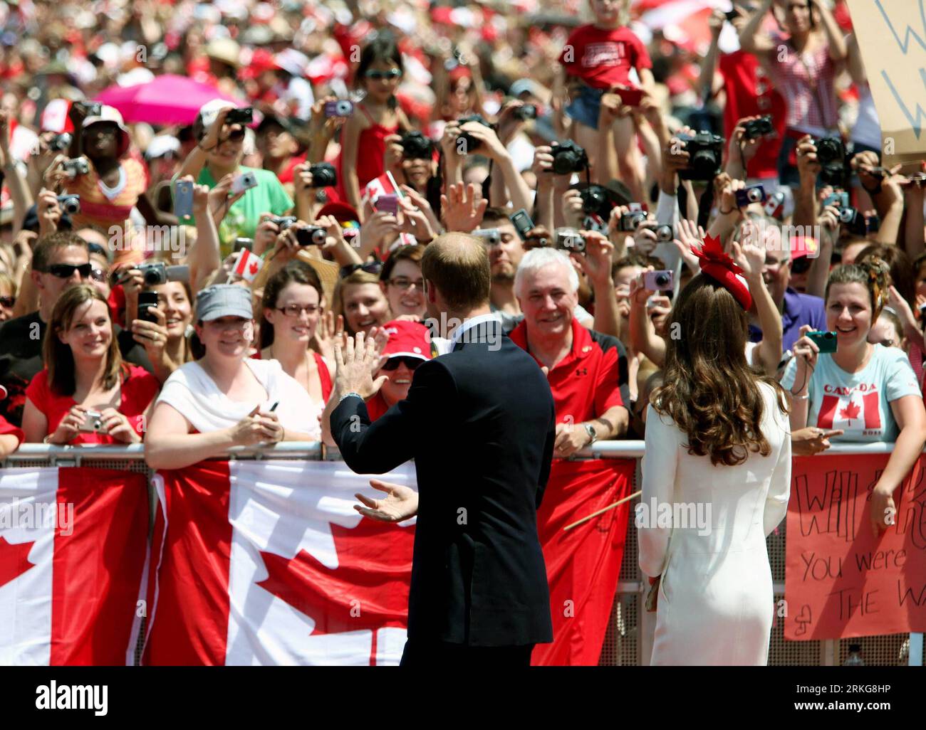 Bildnummer: 55565300  Datum: 01.07.2011  Copyright: imago/Xinhua (110702)-- OTTAWA, July 2, 2011 (Xinhua) -- Britain s Prince William and his wife Kate greet Canadians during the 144th Canada Day celebrations on Parliament Hill in Ottawa, Canada, on July 1, 2011. The Royal couple is on a nine-day official visit to Canada, their first overseas trip since being married.(Xinhua/Zhang Dacheng)(zl) CANADA-CANADA DAY-CELEBRATION PUBLICATIONxNOTxINxCHN People Entertainment Adel GBR Königshaus Familie Frau Ehefrau Kate Ehemann Mann xda x0x premiumd Middleton 2011 quer   Catherine Duchess Cambridge Stock Photo