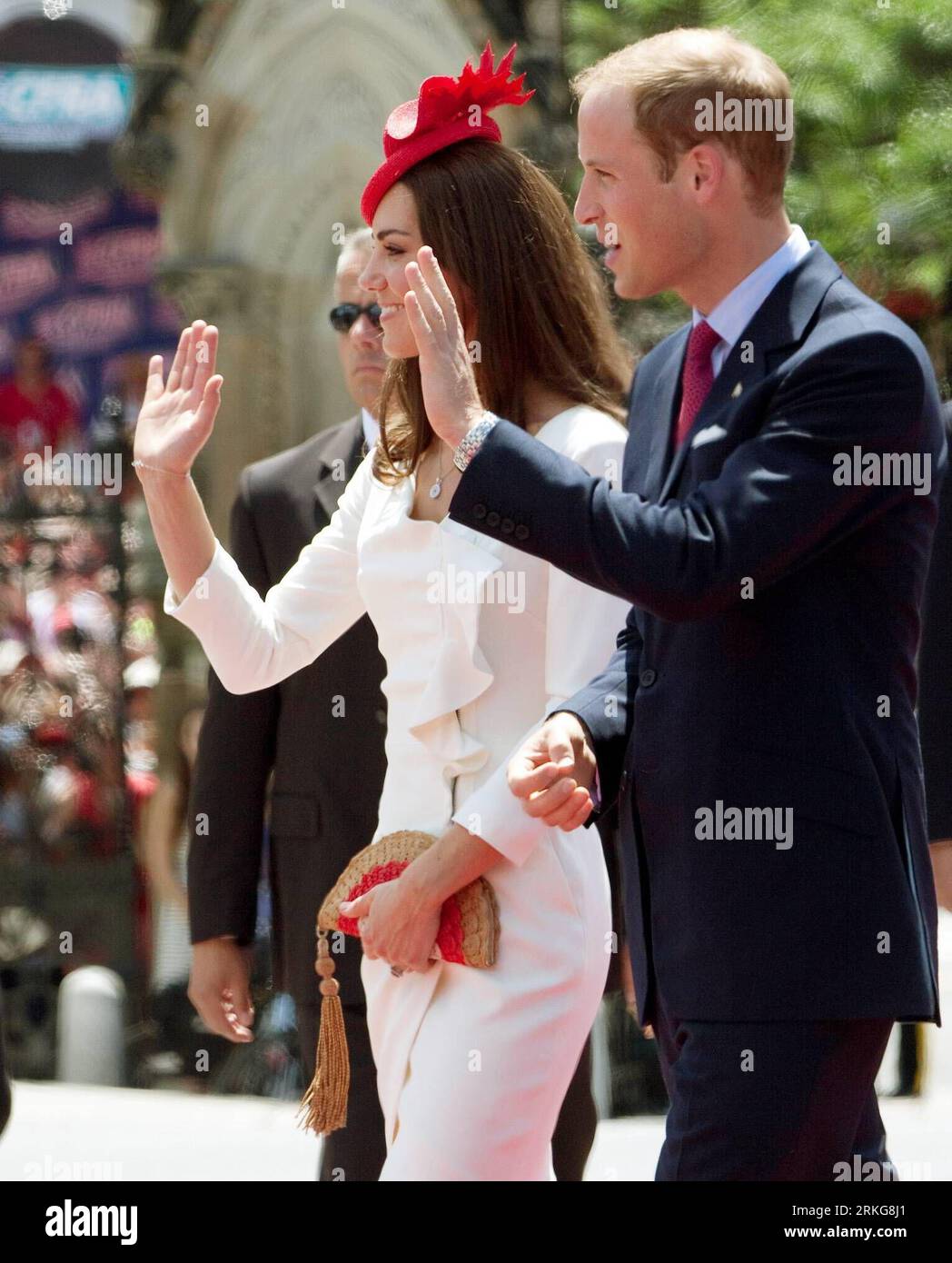 Bildnummer: 55565297  Datum: 01.07.2011  Copyright: imago/Xinhua (110702)-- OTTAWA, July 2, 2011 (Xinhua) -- Britain s Prince William and his wife Kate wave to the crowds during the 144th Canada Day celebrations on Parliament Hill in Ottawa, Canada, on July 1, 2011. The Royal couple is on a nine-day official visit to Canada, their first overseas trip since being married.(Xinhua/Jason Ransom)(zl) CANADA-CANADA DAY-CELEBRATION PUBLICATIONxNOTxINxCHN People Entertainment Adel GBR Königshaus Familie Frau Ehefrau Kate Ehemann Mann xda x0x premiumd Middleton 2011 hoch  Catherine Duchess Cambridge Stock Photo