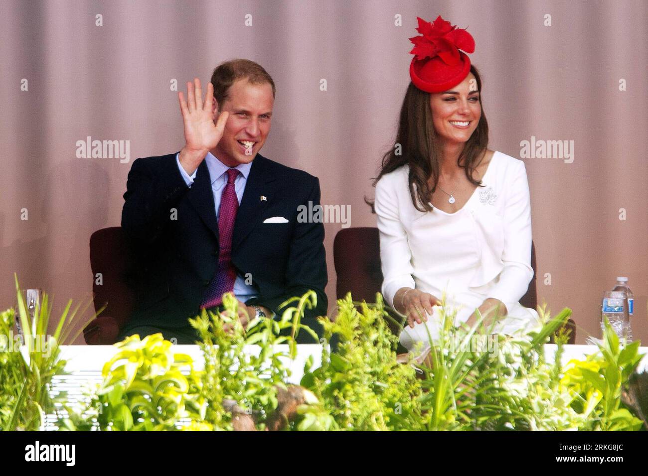 Bildnummer: 55565299  Datum: 01.07.2011  Copyright: imago/Xinhua (110702)-- OTTAWA, July 2, 2011 (Xinhua) -- Britain s Prince William and his wife Kate wave to the crowds during the 144th Canada Day celebrations on Parliament Hill in Ottawa, Canada, on July 1, 2011. The Royal couple is on a nine-day official visit to Canada, their first overseas trip since being married.(Xinhua/Christopher Pike)(zl) CANADA-CANADA DAY-CELEBRATION PUBLICATIONxNOTxINxCHN People Entertainment Adel GBR Königshaus Familie Frau Ehefrau Kate Ehemann Mann xda x0x premiumd Middleton 2011 quer   Catherine Duchess Cambrid Stock Photo