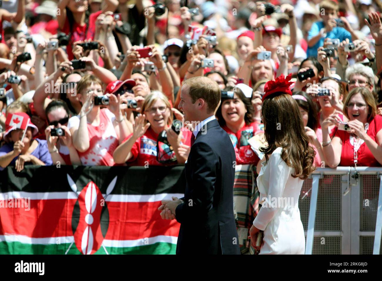 Bildnummer: 55565298  Datum: 01.07.2011  Copyright: imago/Xinhua (110702)-- OTTAWA, July 2, 2011 (Xinhua) -- Britain s Prince William and his wife Kate greet Canadians during the 144th Canada Day celebrations on Parliament Hill in Ottawa, Canada, on July 1, 2011. The Royal couple is on a nine-day official visit to Canada, their first overseas trip since being married.(Xinhua/Zhang Dacheng)(zl) CANADA-CANADA DAY-CELEBRATION PUBLICATIONxNOTxINxCHN People Entertainment Adel GBR Königshaus Familie Frau Ehefrau Kate Ehemann Mann xda x0x premiumd Middleton 2011 quer   Catherine Duchess Cambridge Stock Photo