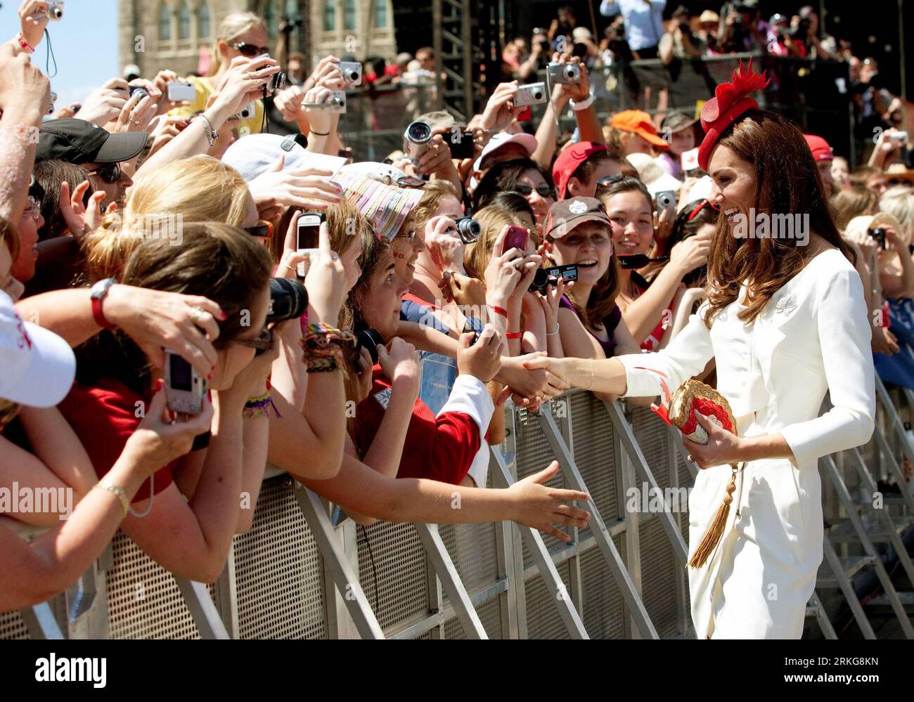 Bildnummer: 55565302  Datum: 01.07.2011  Copyright: imago/Xinhua (110702)-- OTTAWA, July 2, 2011 (Xinhua) -- Prince William s wife Kate, Britain s Duchess of Cambridge, shakes hands with during the 144th Canada Day celebrations on Parliament Hill in Ottawa, Canada, on July 1, 2011. The Royal couple is on a nine-day official visit to Canada, their first overseas trip since being married.(Xinhua/Jason Ransom)(zl) CANADA-CANADA DAY-CELEBRATION PUBLICATIONxNOTxINxCHN People Entertainment Adel GBR Königshaus Kate xda x0x premiumd Middleton 2011 quer  Catherine    Bildnummer 55565302 Date 01 07 2011 Stock Photo