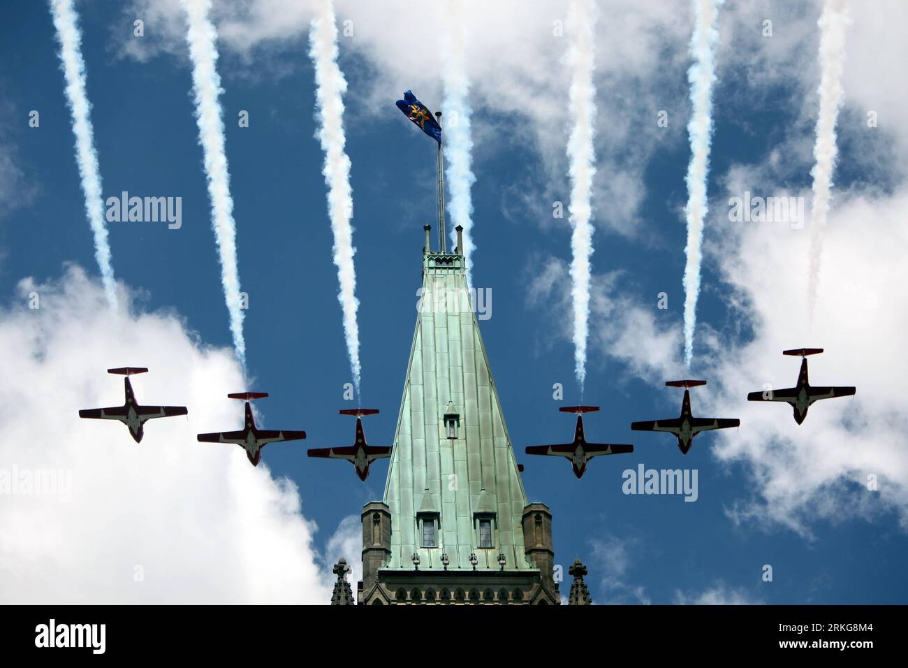 Bildnummer: 55565392  Datum: 01.07.2011  Copyright: imago/Xinhua (110702)-- OTTAWA, July 2, 2011 (Xinhua) -- Snowbird Jets of the Canadian Air Force fly overhead during the 144th Canada Day celebrations on Parliament Hill in Ottawa, Canada, on July 1, 2011. (Xinhua/Zhang Dacheng)(zl) CANADA-CANADA DAY-CELEBRATION PUBLICATIONxNOTxINxCHN Gesellschaft Unabhängigkeitstag premiumd xmk x0x 2011 quer     Bildnummer 55565392 Date 01 07 2011 Copyright Imago XINHUA  Ottawa July 2 2011 XINHUA Snow Jets of The Canadian Air Force Fly Overhead during The  Canada Day celebrations ON Parliament Hill in Ottawa Stock Photo