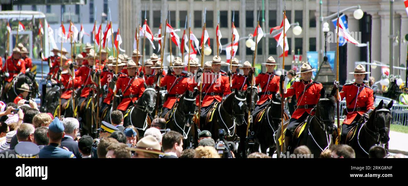 Bildnummer: 55565389  Datum: 01.07.2011  Copyright: imago/Xinhua (110702)-- OTTAWA, July 2, 2011 (Xinhua) -- The Royal Canadian Mounted Police military escort Britain s Prince William, his wife Kate, Canada s Governor General David Johnston and his wife Sharon to the 144th Canada Day celebrations on Parliament Hill in Ottawa, Canada, on July 1, 2011. The Royal couple is on a nine-day official visit to Canada, their first overseas trip since being married.(Xinhua/Shi Li)(zl) CANADA-CANADA DAY-CELEBRATION PUBLICATIONxNOTxINxCHN Gesellschaft Unabhängigkeitstag premiumd xmk x0x 2011 quer  Adel GBR Stock Photo