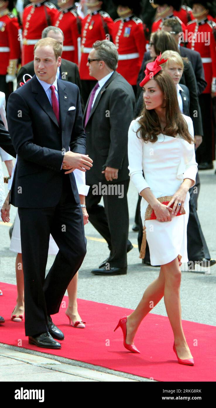 Bildnummer: 55565403  Datum: 01.07.2011  Copyright: imago/Xinhua (110702)-- OTTAWA, July 2, 2011 (Xinhua) -- Britain s Prince William and his wife Kate attend the 144th Canada Day celebrations on Parliament Hill in Ottawa, Canada, on July 1, 2011. The Royal couple is on a nine-day official visit to Canada, their first overseas trip since being married.(Xinhua/Zhang Dacheng)(zl) CANADA-CANADA DAY-CELEBRATION PUBLICATIONxNOTxINxCHN People Entertainment Adel GBR Königshaus Familie Frau Ehefrau Kate xda x0x premiumd Middleton 2011 hoch   Catherine Duchess Cambridge    Bildnummer 55565403 Date 01 0 Stock Photo