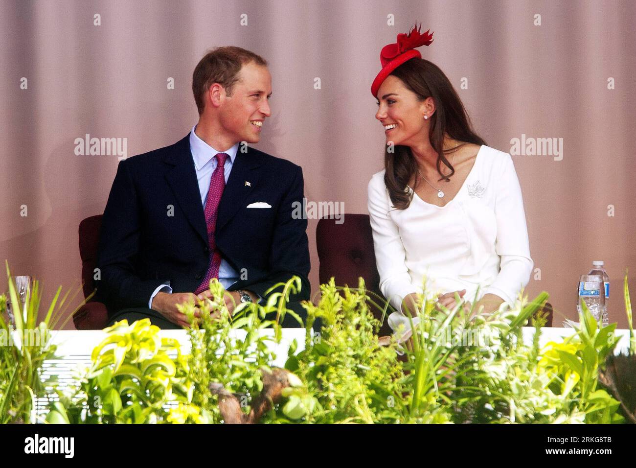 Bildnummer: 55565402  Datum: 01.07.2011  Copyright: imago/Xinhua (110702)-- OTTAWA, July 2, 2011 (Xinhua) -- Britain s Prince William and his wife Kate attend the 144th Canada Day celebrations on Parliament Hill in Ottawa, Canada, on July 1, 2011. The Royal couple is on a nine-day official visit to Canada, their first overseas trip since being married.(Xinhua/Christopher Pike)(zl) CANADA-CANADA DAY-CELEBRATION PUBLICATIONxNOTxINxCHN People Entertainment Adel GBR Königshaus Familie Frau Ehefrau Kate xda x0x premiumd Middleton 2011 quer   Catherine Duchess Cambridge    Bildnummer 55565402 Date 0 Stock Photo