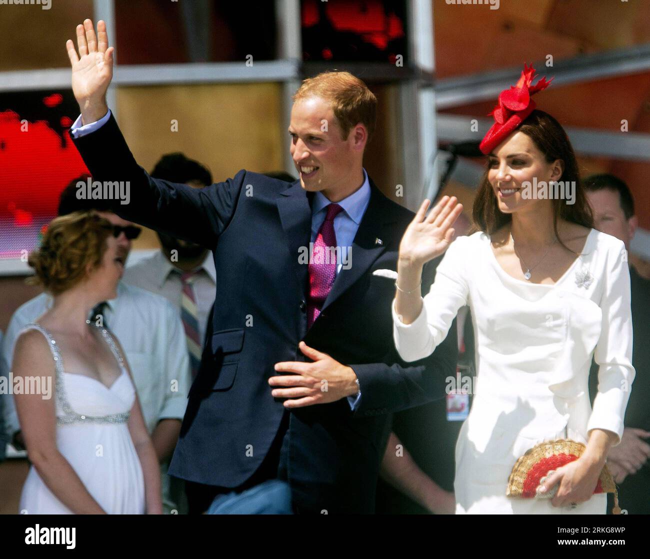 Bildnummer: 55565404  Datum: 01.07.2011  Copyright: imago/Xinhua (110702)-- OTTAWA, July 2, 2011 (Xinhua) -- Britain s Prince William and his wife Kate wave to the crowds during the 144th Canada Day celebrations on Parliament Hill in Ottawa, Canada, on July 1, 2011. The Royal couple is on a nine-day official visit to Canada, their first overseas trip since being married.(Xinhua/Christopher Pike)(zl) CANADA-CANADA DAY-CELEBRATION PUBLICATIONxNOTxINxCHN People Entertainment Adel GBR Königshaus Familie Frau Ehefrau Kate xda x0x premiumd Middleton 2011 quer   Catherine Duchess Cambridge    Bildnum Stock Photo