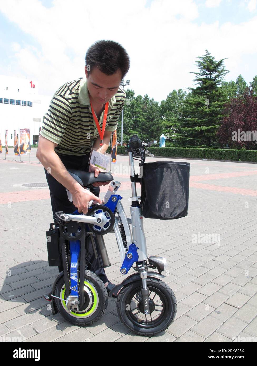 Bildnummer: 55567085  Datum: 03.07.2011  Copyright: imago/Xinhua (110703) -- BEIJING, July 3, 2011 (Xinhua) -- An exhibitor shows a folding electric bicycle at an exhibition in Beijing, capital of China, July 3, 2011. An exhibition of electric vehicles, hybrid vehicles and of clean vehicles and auto parts was held in Beijing on Sunday. (Xinhua/Yuan Jing) (llp) CHINA-BEIJING-CLEAN VEHICLES AND AUTO PARTS EXHIBITION (CN) PUBLICATIONxNOTxINxCHN Wirtschaft Messe Automesse xbs 2011 hoch o0 Klapprad, Fahrrad, Elektrorad    Bildnummer 55567085 Date 03 07 2011 Copyright Imago XINHUA  Beijing July 3 20 Stock Photo