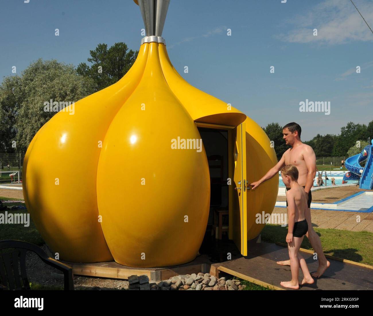 Bildnummer: 55567398  Datum: 02.07.2011  Copyright: imago/Xinhua (110704) -- TURKU, July 4, 2011 (Xinhua) -- Customers get into the Sounding Dome Sauna which is shaped like a garlic bulb and has its own sound scape that changes with the temperature and the humidity inside, in Turku, Finland, July 2, 2011. Several art saunas designed by different artists will be opened to the public from June to August in Turku, the 2011 European Capital of Culture, to show the unique culture of Finland. (Xinhua/Zhao Changchun) (qhs) FINLAND-TURKU-ART SAUNAS PUBLICATIONxNOTxINxCHN Gesellschaft Sauna Wellness La Stock Photo