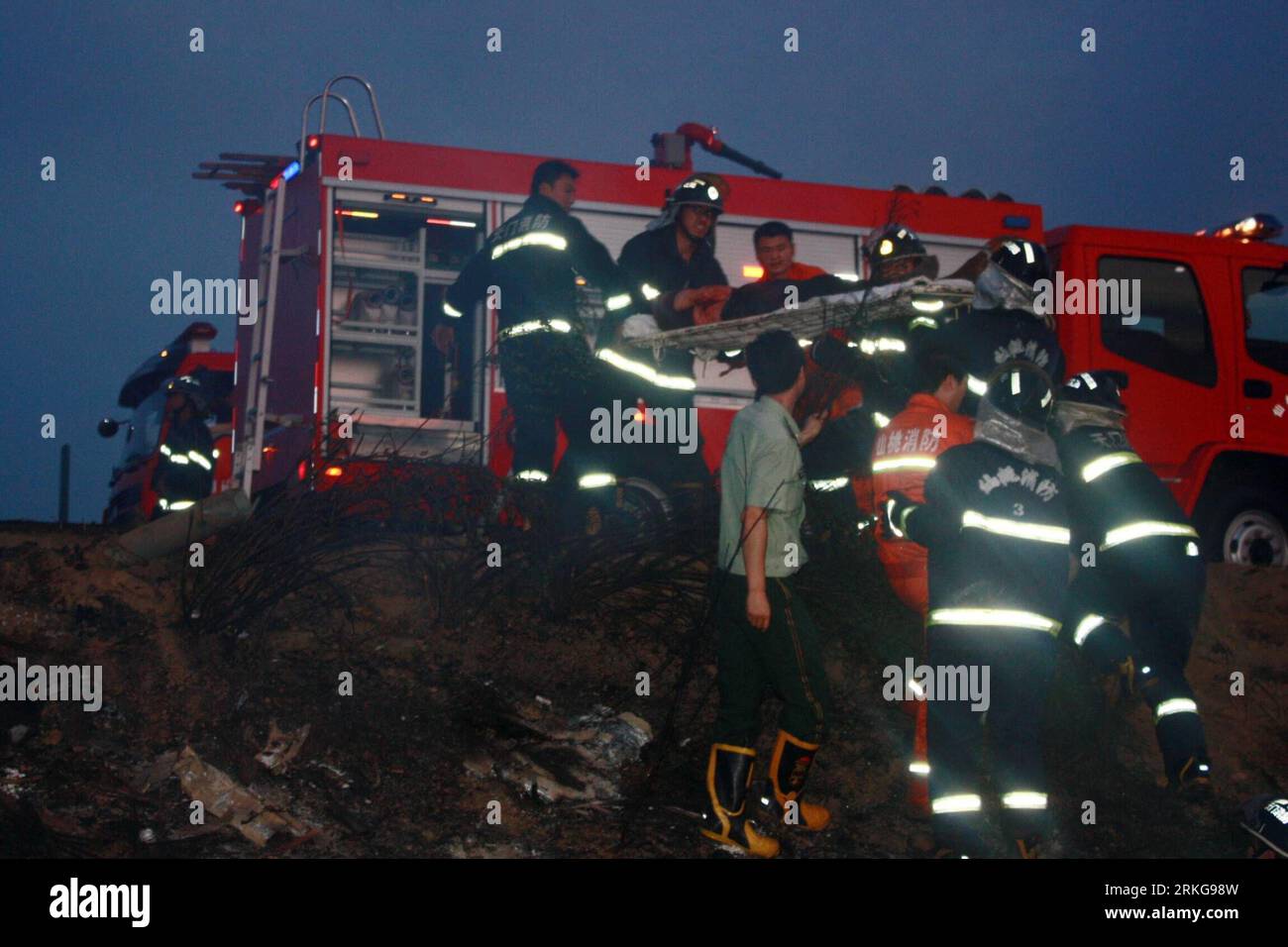 Leaf Truck accident china hi-res stock photography and images