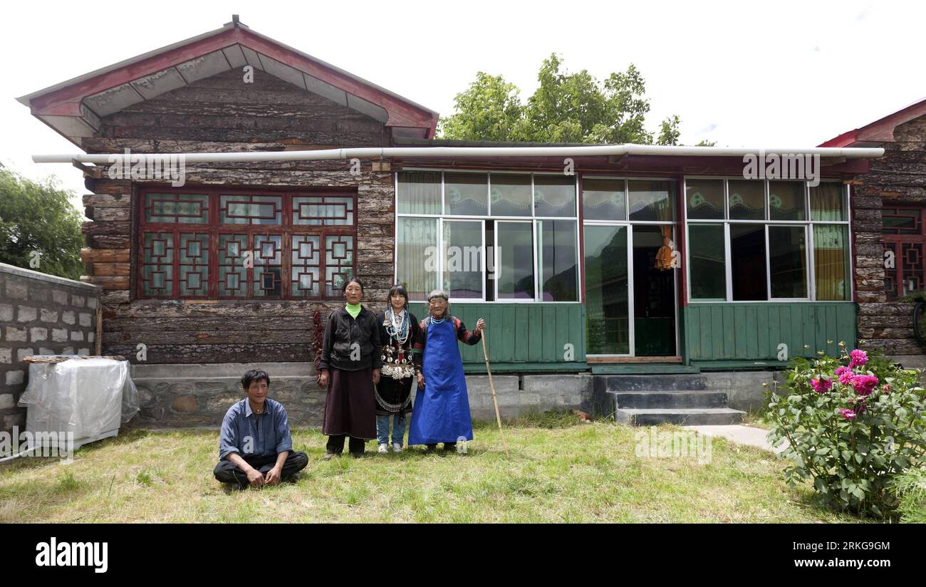 Bildnummer: 55569445  Datum: 02.07.2011  Copyright: imago/Xinhua (110704) -- LINZHI, July 4, 2011 (Xinhua) -- Photo taken on July 2, 2011 shows villager Dabu (1st L) and his family members posing for a photo in front of his house in Caizhao village of Linzhi, southwest China s Tibet Autonomous Region. A total of over 2.6 billion RMB Yuan (394 million U.S. dollars) has been invested in providing 24,628 affordable homes for local in Linzhi by the ened of 2010, making locals per capita living space increase from 12.3 square meters to 37 square meters. (Xinhua/Fei Maohua) (cxy) CHINA-TIBET-AFFORDA Stock Photo