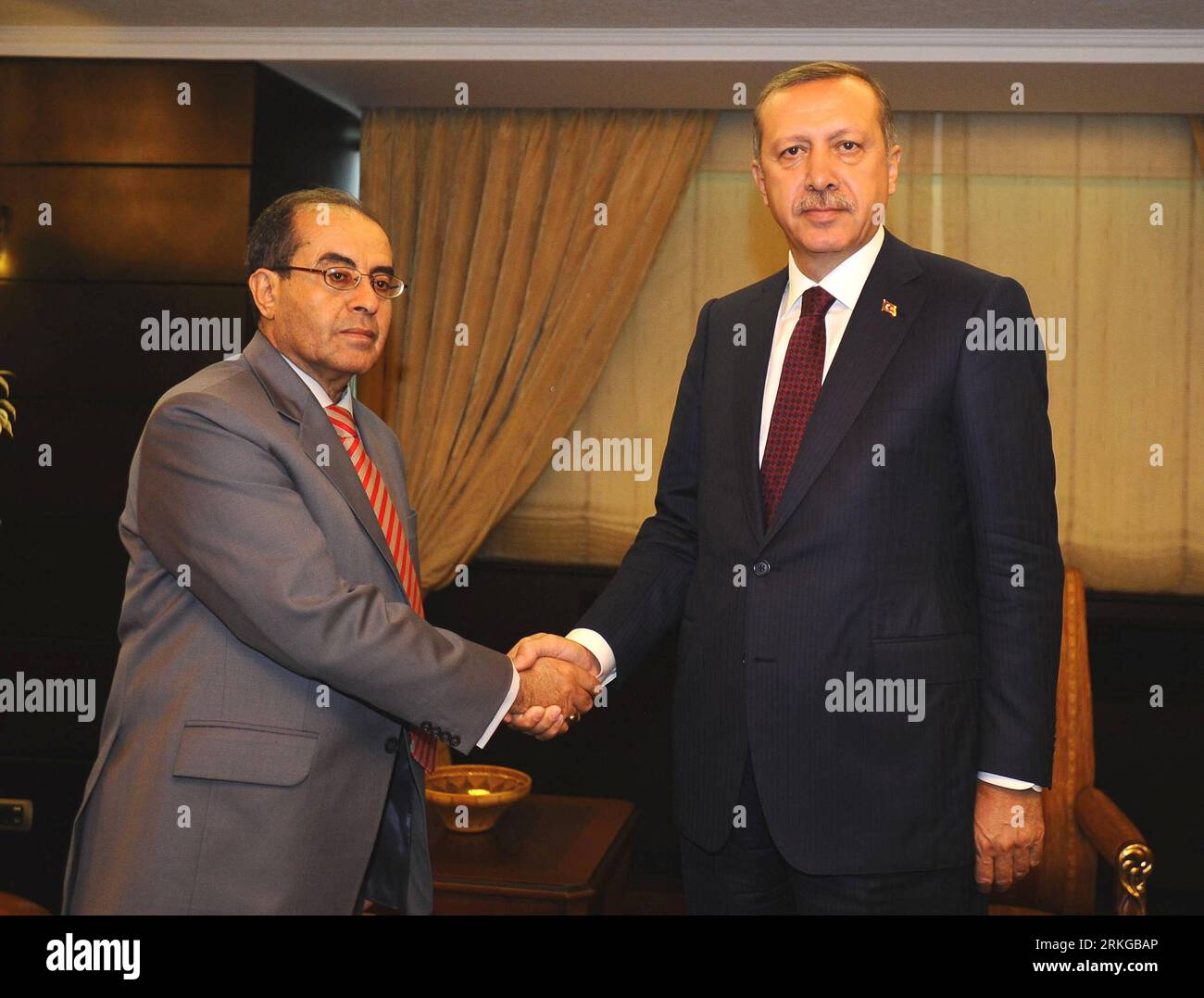 Bildnummer: 55574448  Datum: 06.07.2011  Copyright: imago/Xinhua (110707) -- ANKARA, July 7, 2011 (Xinhua) -- Turkish Prime Minister Recep Tayyip Erdogan (R) meets with Mahmoud Jibril, chairman of the Executive Board of Libya s rebel National Transitional Council (NTC), in Ankara July 6, 2011. (Xinhua/Anadolu) (nxl) TURKEY-LIBYA-NTC-MAHMOUD JIBRIL-VISIT PUBLICATIONxNOTxINxCHN People Politik premiumd xmk x0x 2011 quer     Bildnummer 55574448 Date 06 07 2011 Copyright Imago XINHUA  Ankara July 7 2011 XINHUA Turkish Prime Ministers Recep Tayyip Erdogan r Meets With Mahmoud Jibril Chairman of The Stock Photo