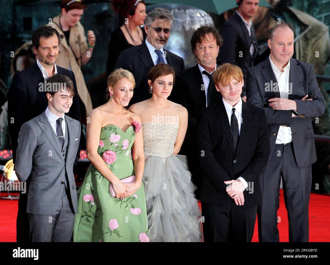 110707 -- LONDON, July 7, 2011 Xinhua -- L to R Producer David Heyman, actor Daniel Radcliffe, author J.K. Rowling, actress Emma Watson, screenwriter Steve Kloves, actor Rupert Grint and director David Yates pose pose during the global premiere of Harry Potter and The Deathly Hallows: Part 2, the last film of the series, at Trafalgar Square in London, Britain, July 7, 2011. Xinhua/Yang Xiaohan UK-LONDON-HARRY POTTER-PREMIER PUBLICATIONxNOTxINxCHN Stock Photo