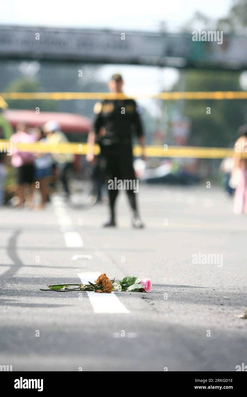 Bildnummer: 55581857  Datum: 09.07.2011  Copyright: imago/Xinhua (110709) -- GUATEMALA CITY, July 9, 2011 (Xinhua) -- Roses are laid at the site where Argentine songwriter and singer Facundo Cabral was killed in Guatemala City, capital of Guatemala, July 9, 2011. Seventy-four-year-old Cabral was shot to death on Saturday by unknown armed men on his way to the International Airport La Aurora, as he was leaving the country after working for a week. (Xinhua/Hugo Navarro) (wjd) GUATEMALA-VIOLENCE-FACUNDO CABRAL-DEATH PUBLICATIONxNOTxINxCHN Gesellschaft Kriminalität Mord Tatort People Musik Kultur Stock Photo