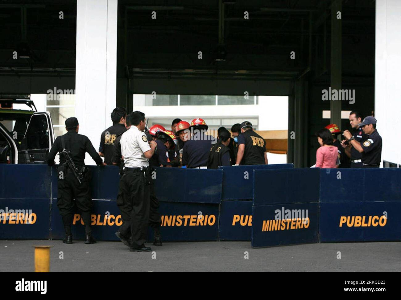 Bildnummer: 55581856  Datum: 09.07.2011  Copyright: imago/Xinhua (110709) -- GUATEMALA CITY, July 9, 2011 (Xinhua) -- Policemen take over the site where Argentine songwriter and singer Facundo Cabral was killed in Guatemala City, capital of Guatemala, July 9, 2011. Seventy-four-year-old Cabral was shot to death on Saturday by unknown armed men on his way to the International Airport La Aurora, as he was leaving the country after working for a week. (Xinhua/Hugo Navarro) (wjd) GUATEMALA-VIOLENCE-FACUNDO CABRAL-DEATH PUBLICATIONxNOTxINxCHN Gesellschaft Kriminalität Mord Tatort People Musik Kultu Stock Photo