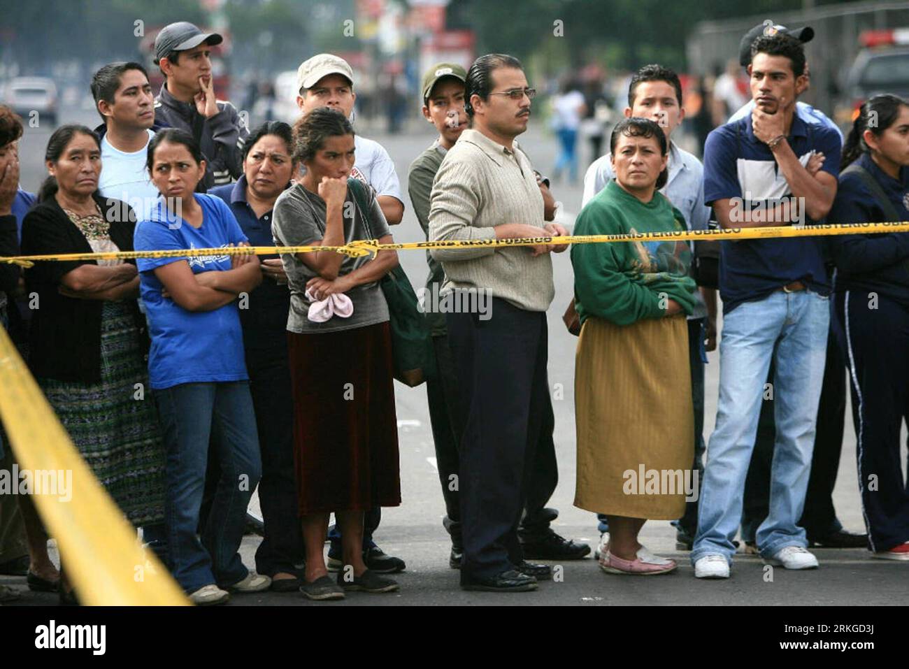 Bildnummer: 55581855  Datum: 09.07.2011  Copyright: imago/Xinhua (110709) -- GUATEMALA CITY, July 9, 2011 (Xinhua) -- gather at the site where Argentine songwriter and singer Facundo Cabral was killed in Guatemala City, capital of Guatemala, July 9, 2011. Seventy-four-year-old Cabral was shot to death on Saturday by unknown armed men on his way to the International Airport La Aurora, as he was leaving the country after working for a week. (Xinhua/Hugo Navarro) (wjd) GUATEMALA-VIOLENCE-FACUNDO CABRAL-DEATH PUBLICATIONxNOTxINxCHN Gesellschaft Kriminalität Mord Tatort People Musik Kultur Entertai Stock Photo
