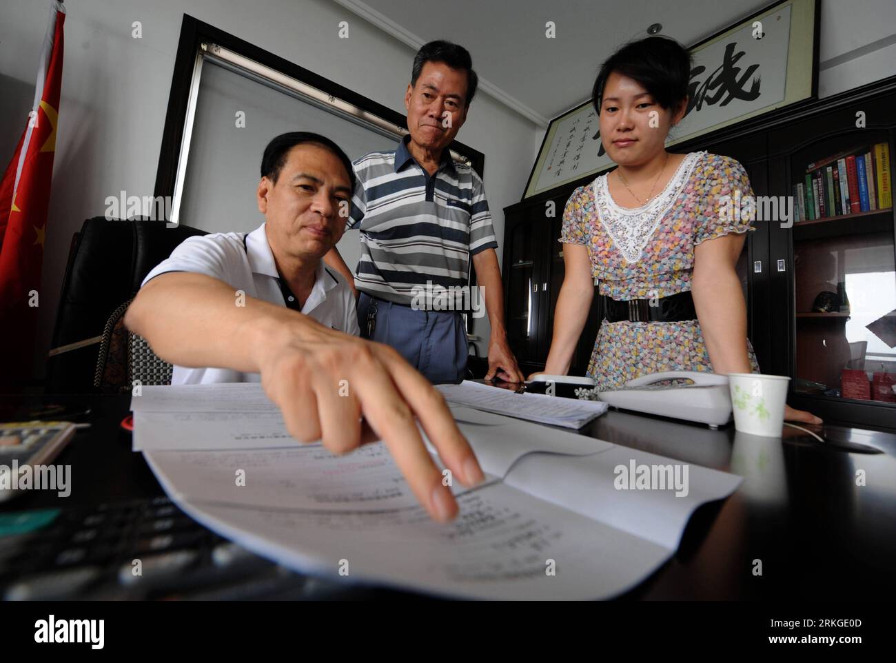 Bildnummer: 55584677  Datum: 06.07.2011  Copyright: imago/Xinhua (110711) -- HANGZHOU, July 11, 2011 (Xinhua) -- Fang Peilin, a local private lender, discusses business with his employees in his financing company in Wenzhou, east China s Zhejiang Province, July 6, 2011. Small and medium enterprises (SME) in Zhejiang struggle hard amid tightening monetary policy and rising costs, as growing financial troubles among SMEs pose a challenge to Chinese economy. In the current context of government credit tightening, the financing cost of SMEs getting access to credit has been pushed high. The altern Stock Photo