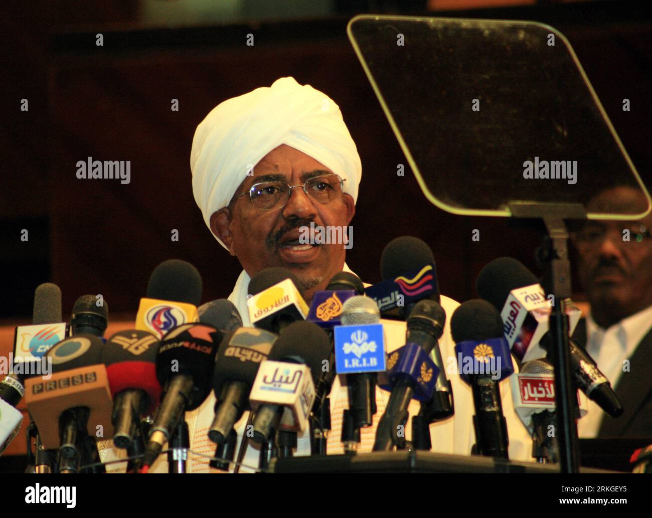 Bildnummer: 55587909  Datum: 12.07.2011  Copyright: imago/Xinhua (110712) -- KHARTOUM, July 12, 2011 (Xinhua) -- Sudanese President Omar Hassan al-Bashir delivers a speech at Sudan s parliament in Khartoum on July 12, 2011. Sudanese President Omar Hassan al-Bashir said on Tuesday that the country is planning to launch its own currency in the wake of South Sudan s announcement to replace the Sudanese pound. (Xinhua/Mohammed Babiker) (srb) SUDAN-KHARTOUM-POLICY-NEW CURRENCY PUBLICATIONxNOTxINxCHN People Politik x0x xst premiumd 2011 quer     Bildnummer 55587909 Date 12 07 2011 Copyright Imago XI Stock Photo