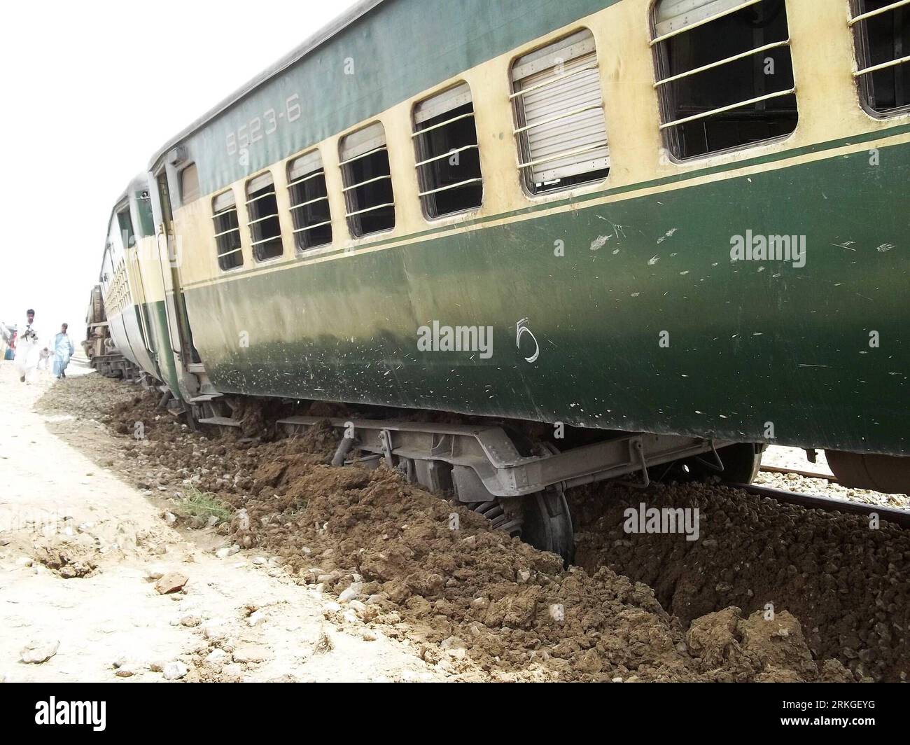 Bildnummer: 55588773  Datum: 12.07.2011  Copyright: imago/Xinhua (110712) -- DERA MURAD JAMALI, July 12, 2011 (Xinhua) -- Derailed train compartments are seen after a blast in Dera Murad Jamali, southwest Pakistan, on July 12, 2011. A Karachi-Quetta bound train was attacked by a remote-controlled bomb near Dera Murad Jamali on Tuesday, causing five compartments derailed and its driver injured. (Xinhua/Hassan) (yt) PAKISTAN-DERA MURAD JAMALI-RAILWAY-ATTACK PUBLICATIONxNOTxINxCHN Gesellschaft Bahn Verkehr Zugunglück entgleist Zug Unglück xdf x0x 2011 quer     Bildnummer 55588773 Date 12 07 2011 Stock Photo