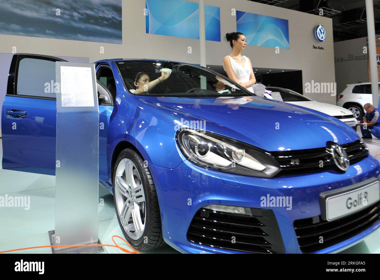 Bildnummer: 55590483  Datum: 13.07.2011  Copyright: imago/Xinhua (110713) -- CHANGCHUN, July 13, 2011 (Xinhua) -- Staff members get ready at the showroom of Volkswagen in Changchun, capital of northeast China s Jilin Province, July 13, 2011, two days ahead of the 8th China Changchun International Auto Expo. The expo will be held in Changchun from July 15 to 24. More than 1000 vehicles will be displayed at the event. (Xinhua/Lin Hong) (zhs) CHINA-CHANGCHUN-AUTO SHOW (CN) PUBLICATIONxNOTxINxCHN Wirtschaft Automobilausstellung Objekte xjh x0x 2011 quer premiumd     Bildnummer 55590483 Date 13 07 Stock Photo