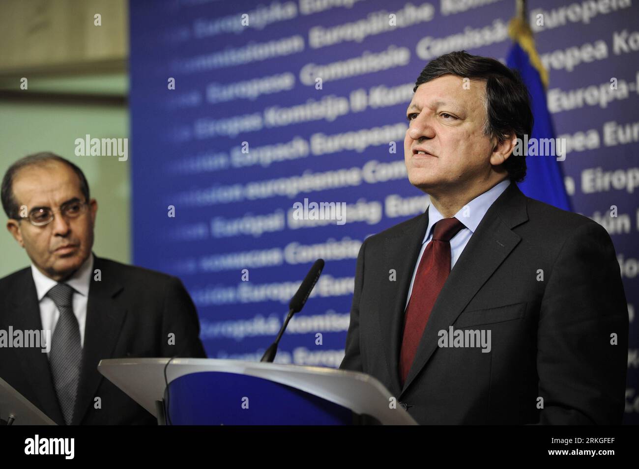 Bildnummer: 55590610  Datum: 13.07.2011  Copyright: imago/Xinhua (110713) -- BRUSSELS, July 13, 2011 (Xinhua) -- European Commission President Jose Manuel Barroso(R) speaks as Chairman of the Executive Board of the National Transitional Council of Libya Mahmoud Jibril stand beside during a press conference following a working session at EU headquarters in Brussels, July 13, 2011.(Xinhua/Yu Yang)(yy) (2)BELGIUM-BRUSSELS-EU-LIBYA-PRESS CONFERENCE PUBLICATIONxNOTxINxCHN People Politik xjh x0x 2011 quer premiumd     Bildnummer 55590610 Date 13 07 2011 Copyright Imago XINHUA  Brussels July 13 2011 Stock Photo