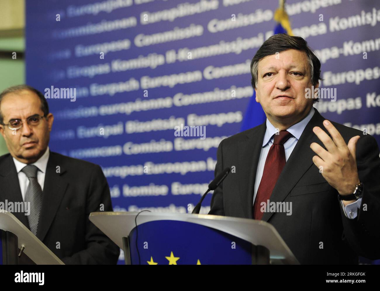 Bildnummer: 55590600  Datum: 13.07.2011  Copyright: imago/Xinhua (110713) -- BRUSSELS, July 13, 2011 (Xinhua) -- European Commission President Jose Manuel Barroso(R) speaks as Chairman of the Executive Board of the National Transitional Council of Libya Mahmoud Jibril stands beside during a press conference following a working session at EU headquarters in Brussels, July 13, 2011. (Xinhua/Yu Yang)(yy) (4)BELGIUM-BRUSSELS-EU-LIBYA-PRESS CONFERENCE PUBLICATIONxNOTxINxCHN People Politik xjh x0x 2011 quer     Bildnummer 55590600 Date 13 07 2011 Copyright Imago XINHUA  Brussels July 13 2011 XINHUA Stock Photo