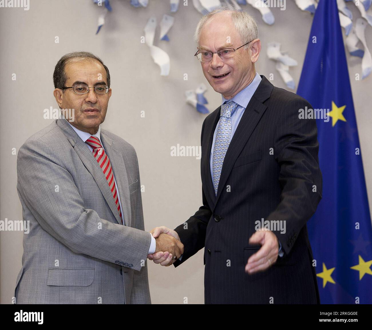 Bildnummer: 55593508  Datum: 14.07.2011  Copyright: imago/Xinhua (110714) -- BRUSSELS, July 14, 2011 (Xinhua) -- EU Council President Herman Van Rompuy(R) shakes hands with visiting Chairman of the executive board of Libyan Transitional National Council, Mahmoud Jibril, prior to a working session at the European Headquarters in Brussels July 14, 2011.(Xinhua/Thierry Monasse)(yy) (1)BELGIUM-BRUSSELS-EU-LIBYA-MEETING PUBLICATIONxNOTxINxCHN People Politik x0x xtm 2011 quadrat premiumd     Bildnummer 55593508 Date 14 07 2011 Copyright Imago XINHUA  Brussels July 14 2011 XINHUA EU Council President Stock Photo