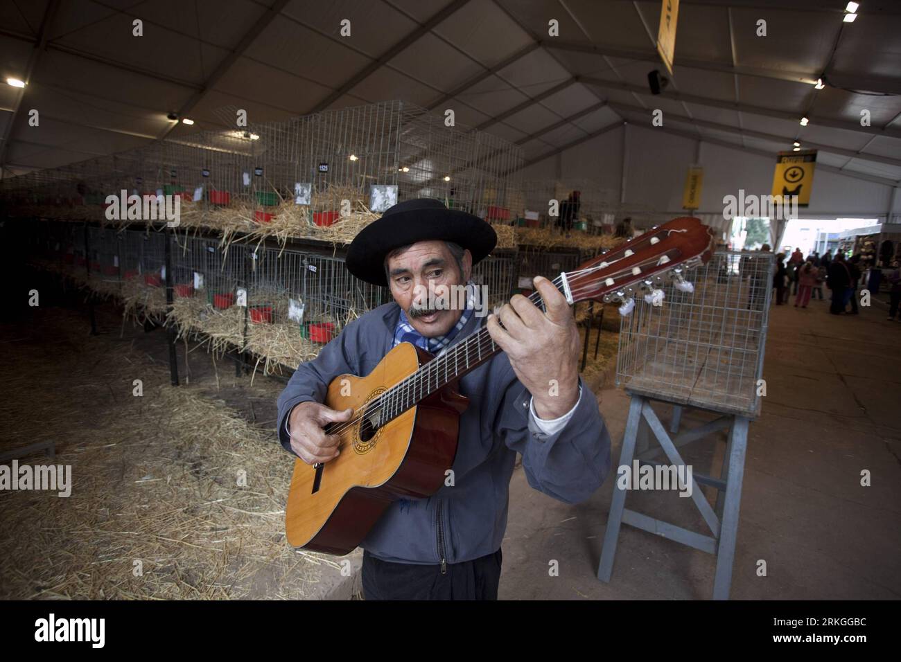 Bildnummer: 55594553  Datum: 14.07.2011  Copyright: imago/Xinhua (110715) -- BUENOS AIRES, July 15, 2011 (Xinhua) -- A man plays guitar during the first day of the 125th La Rural Expo, the most important cattle and farming expo in Argentina, in Buenos Aires, Argentina, July 14, 2011. (Xinhua/Martin Zabala) (xhn) ARGENTINA-BUENOS AIRES-LA RURAL PUBLICATIONxNOTxINxCHN Gesellschaft Wirtschaft Landwirtschaft Messe Landwirtschaftsmesse xjh 2011 quer o0 Musik Tradition Gaucho    Bildnummer 55594553 Date 14 07 2011 Copyright Imago XINHUA 110 715 Buenos Aires July 15 2011 XINHUA a Man PLAYS Guitar dur Stock Photo