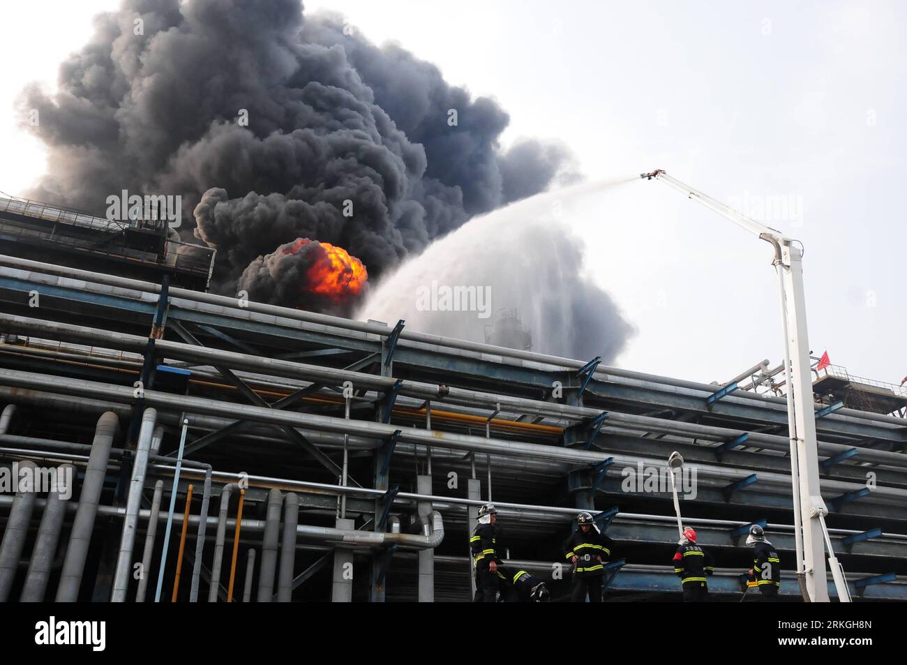 Bildnummer: 55597685  Datum: 16.07.2011  Copyright: imago/Xinhua (110716) -- DALIAN, July 16, 2011 (Xinhua) -- Firefighters spray water to extinguish fire in Dalian, northeast China s Liaoning Province, July 16, 2011. An oil refining device of Petro China caught fire at 2:30 p.m. (0630 GMT) Saturday. The fire has been basically put out and no casualties have been reported in the accident so far, company sources said Saturday evening. (Xinhua) (ly) CHINA-LIAONING-DALIAN-PETRO CHINA-FIRE (CN) PUBLICATIONxNOTxINxCHN Wirtschaft Mineralölindustrie Raffinerie Erdölraffinerie Feuer Brand xdf x0x 2011 Stock Photo