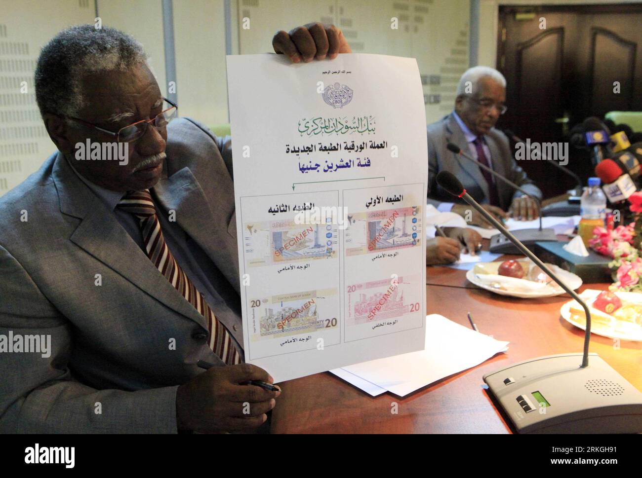 Bildnummer: 55597860  Datum: 16.07.2011  Copyright: imago/Xinhua (110716) -- KHARTOUM, Jul. 16, 2011 (Xinhua) -- Officials from the Bank of Sudan show the samples of the new currency at a press conference in Khartoum on July 16, 2011. The Central Bank of Sudan on Saturday announced that it would launch a new currency this month to avoid risks of the issue of the currency of the newly born Republic of South Sudan. (Xinhua/Mohammed Babiker) (srb) SUDAN-KHARTOUM-NEW CURRENCY-TO ISSUE PUBLICATIONxNOTxINxCHN Wirtschaft People Währung Einführung neu neue xdf x0x premiumd 2011 quer     Bildnummer 555 Stock Photo